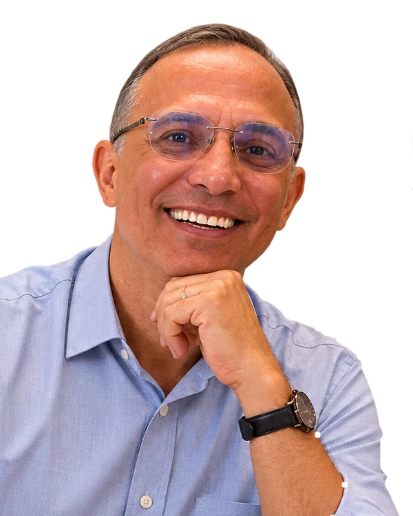 Psicólogo Elisvaldo Cardoso sorrindo, com a mão apoiada no queixo