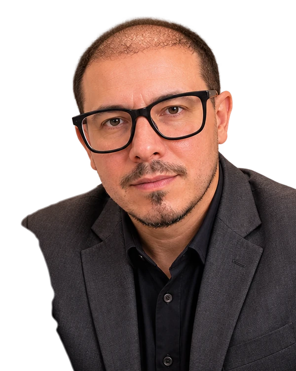 Dr. Silmar Gonçalves, psiquiatra, de óculos e paletó escuro
